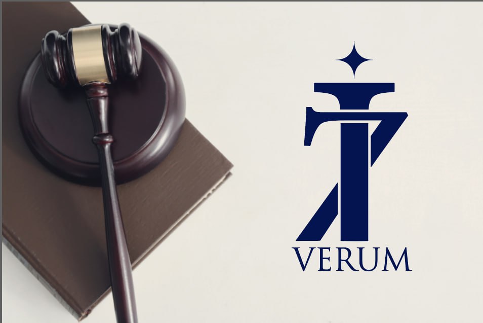 Фірмова композиція VERUM з книгами та суддівським молотком